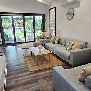 Holiday home Canal - Modern 4bedroom With Spa, Sauna And Private Pontoon - New Proprietor 2024, Mooloolaba